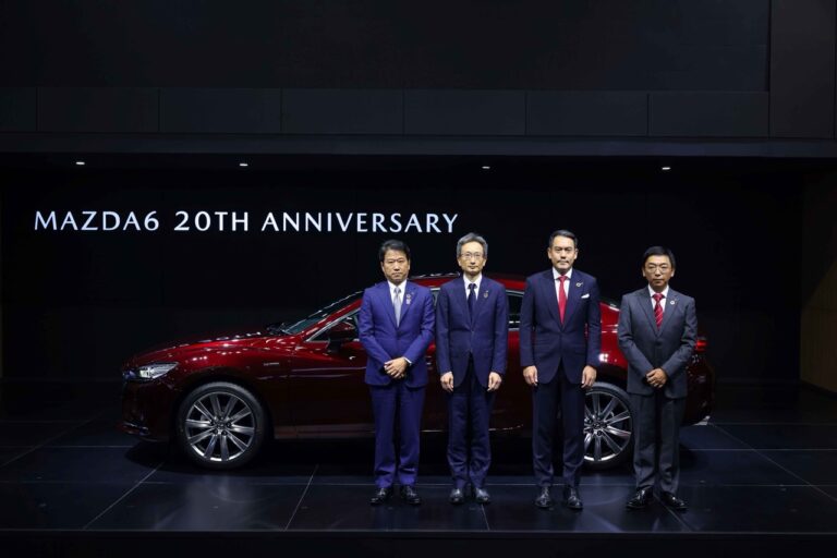 บูธมาสด้าสุดคึกคักประชาชนหลั่งไหลชม Mazda6 รุ่นพิเศษ พร้อมสัมผัสรถยนต์มาสด้าครบทุกรุ่นรับโปรโมชั่นสุดคุ้มส่งท้ายปี